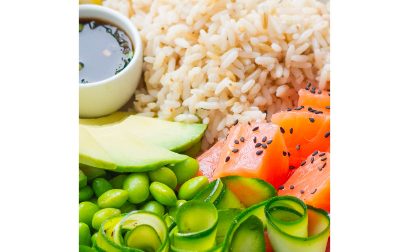 Bowl con Oro Insalate e Cereali salmone e verdure