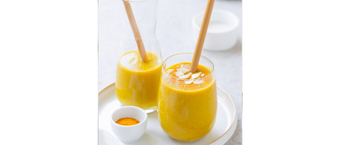 GOLDEN SMOOTHIE CON PESCA BANANA E RISO MANDORLA