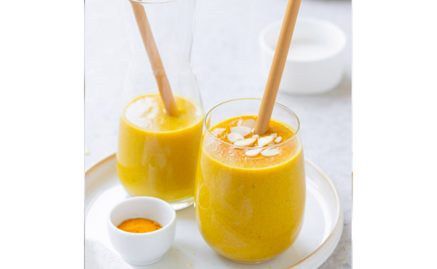 GOLDEN SMOOTHIE CON PESCA BANANA E RISO MANDORLA