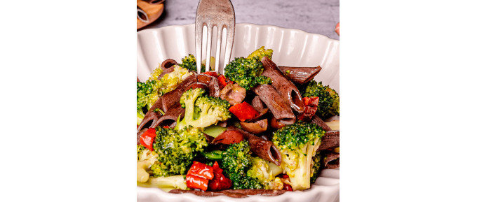 PENNE PASTA VENERE® CON BROCCOLI, POMODORI SECCHI E OLIVE TAGGIASCHE