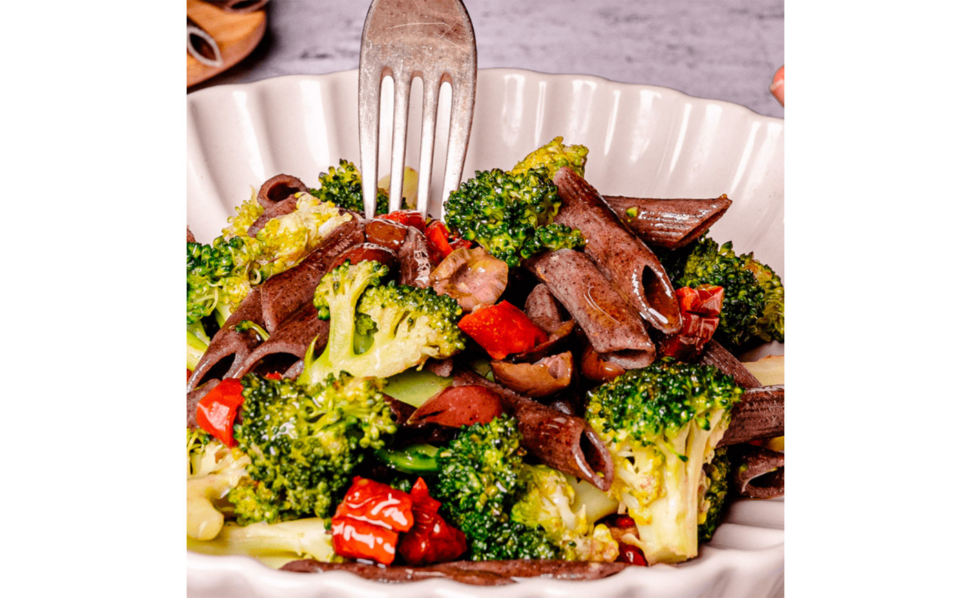 PENNE PASTA VENERE® CON BROCCOLI, POMODORI SECCHI E OLIVE TAGGIASCHE